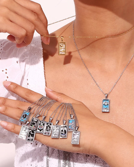 Collier pendentif tarot – Acier inoxydable et zircon – Plaqué or 18 carats – Bijou femme élégant et résistant