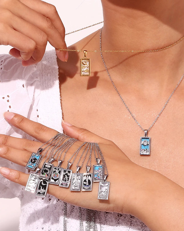Collier pendentif tarot – Acier inoxydable et zircon – Plaqué or 18 carats – Bijou femme élégant et résistant